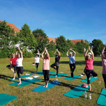 Yoga-Kurs draussen