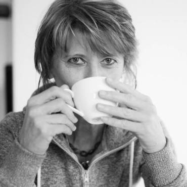 Elvira mit Kaffeetasse